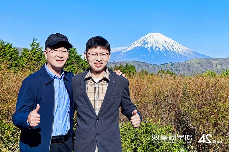 與”吸管大王“樓仲平（píng）老師（shī）的（de）合影